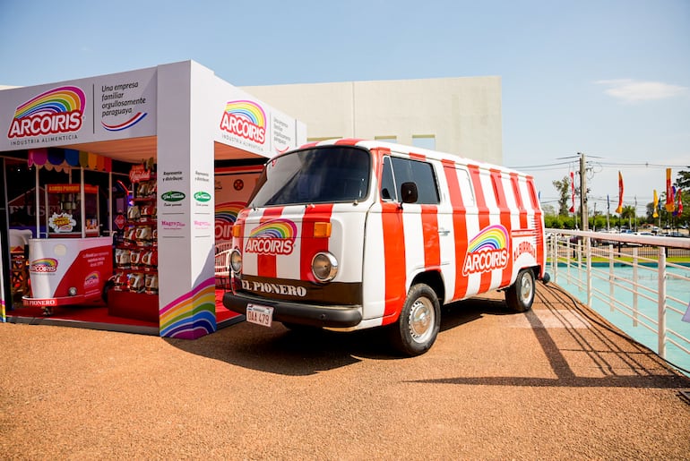 La Kombi Arcoiris marcó presencia en la Expo Comampar.