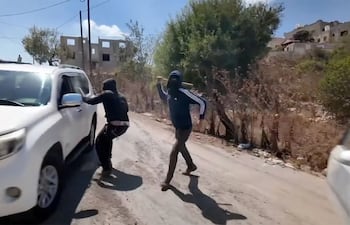 Colonos israelíes apalean a equipo de la cadena NBC News y mujer palestina en Cisjordania