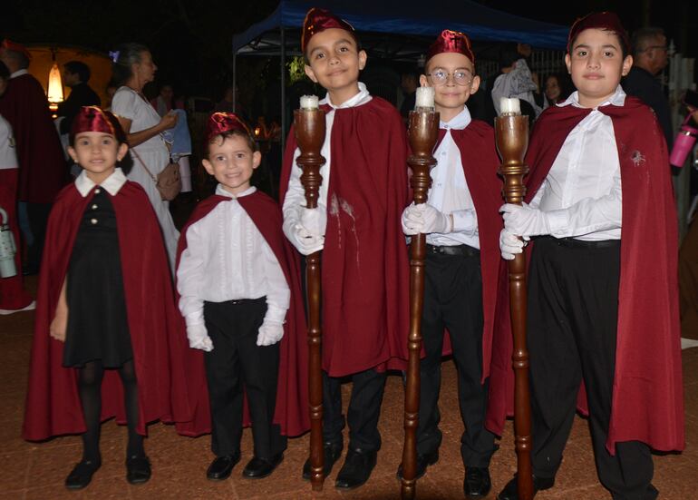 Escuadra de los niños, simboliza la pureza, estuvo integrada por monaguillos y miembros del coro.