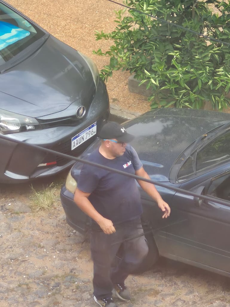 El malviviente se prepara para retirarse del lugar con el botín en la mano. 