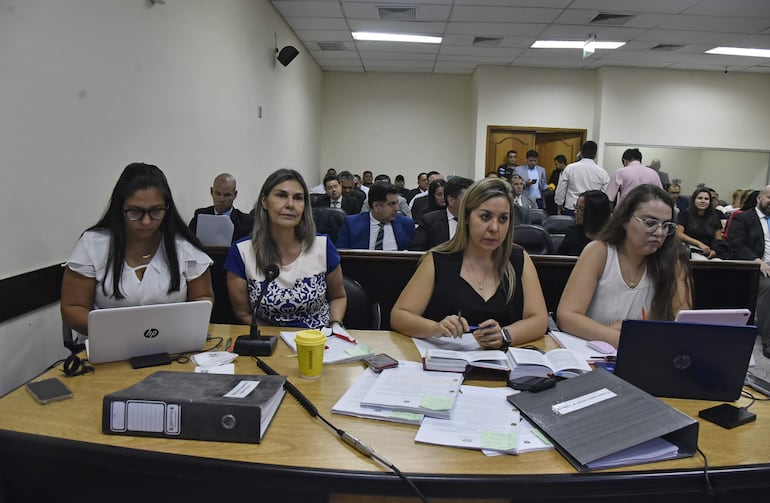 Fiscal Lorena Ledesma (segunda de la izquierda) y sus asistentes, durante la audiencia preliminar del caso Berilo.