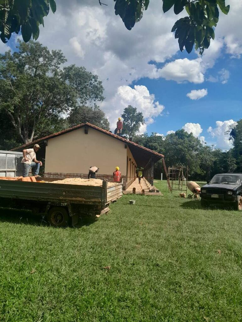 Se repara el techo del museo debido al deterioro de las tacuaras que sostienen las tejas.