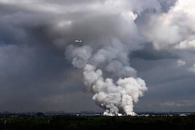Humo se eleva desde un depósito de la empresa rusa Wildberries cerca de San Petersburgo, luego de un ataque ucraniano el pasado 24 de julio.