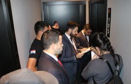 Momento en el que agentes fiscales allanan una de las propiedades de un ciudadano alemán investigado por lavado de dinero.