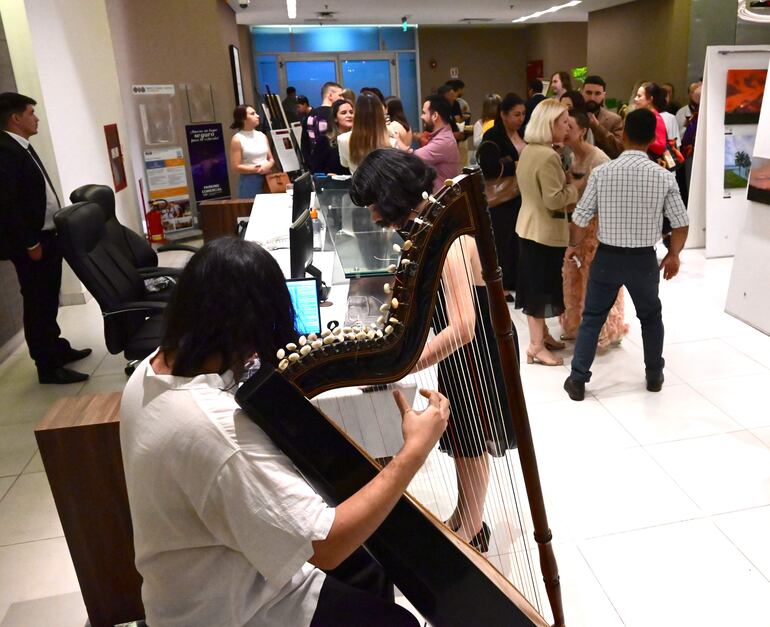 En la recepción de la Torre 3 y 4 del World Trade Center, se llevó a cabo un brindis para inaugurar la exposición de paisajes artísticos denominada “Del Corazón de Sudamérica”. 