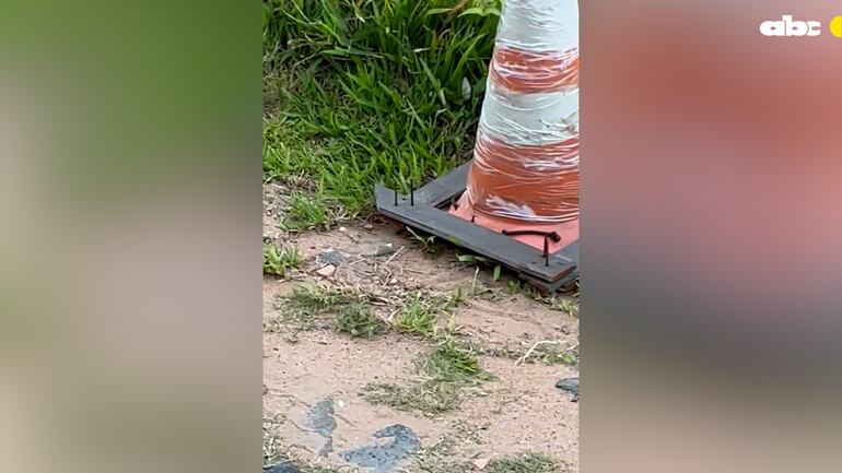 Propietario de residencia coloca conos con clavos "en punta" para evitar que se estacione frente a su vereda.