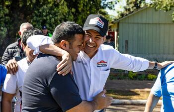 Foto del presidente Santiago Peña, abrazando al condenado Óscar Rubén González Chaves, hijo del fallecido exsenador Óscar González Daher.