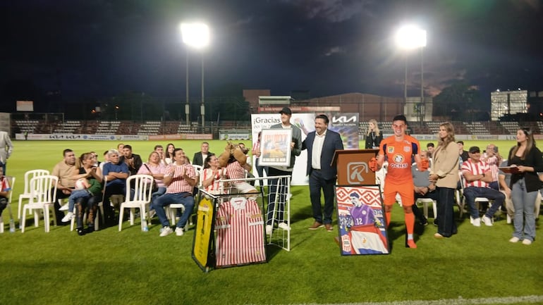 De la mano del intendente de la ciudad, Hugo Lezcano, Orlando Gill recibió el reconocimiento "Hijo Dilecto de la ciudad de San Lorenzo".