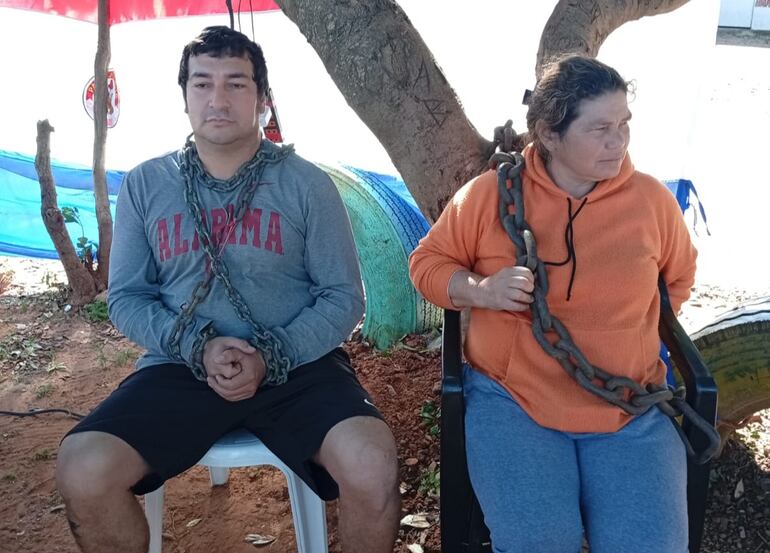 Guillermo Paredes y Maricel Cárdenas, se encadenan por un árbol para exigir la recuperación del espacio público.