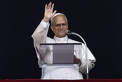 El papa León XIV dirige el rezo del Ángelus desde la ventana de su despacho con vistas a la plaza de San Pedro, al día siguiente de recibir el alta del Hospital Universitario Agostino Gemelli, donde había estado ingresado para someterse a una intervención quirúrgica; Ciudad del Vaticano, 18 de octubre de 2026.