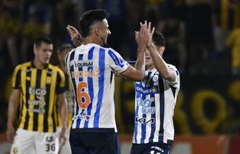 El goleador Marcelo Acosta celebra su tanto con quien le asistió en la conquista del triunfo, Rodrigo Ruiz Díaz (6).