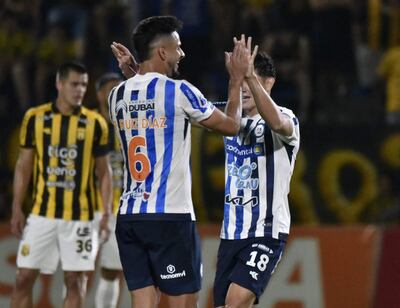 El goleador Marcelo Acosta celebra su tanto con quien le asistió en la conquista del triunfo, Rodrigo Ruiz Díaz (6).