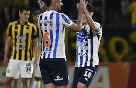 Los futbolistas de 2 de Mayo celebra un gol en el partido frente a Guaraní por el fútbol paraguayo.