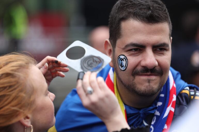 Los aficionados en los alrededores del estadio de Wembley antes de la final de la Champions League entre el Borussia Dortmund y el Real Madrid en Londres.