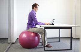 Pelota de estabilidad o pelota suiza en la oficina.