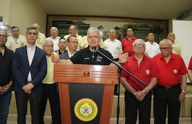 Ministro Enrique Riera (centro) junto al ministro de Defensa, Oscar González, y representantes de los policías y de las FF.AA..