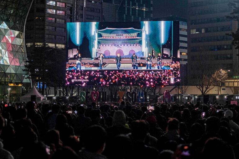 Miles de personas se reunieron en Seúl para presenciar el regreso de BTS a los escenarios.