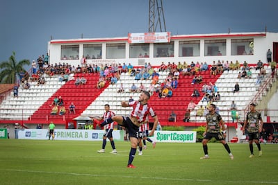 Benjamín Aceval de Villa Hayes, que viene de derrotar al 24 de Setiembre de Areguá, tiene la misión de saltar del segundo al primer lugar del torneo, en busca de su paso a la División Intermedia.