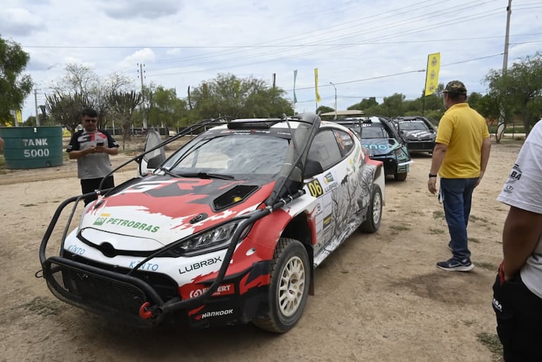 Los autos del Campeonato Nacional de Rally realizan la instalación del GPS en la Terminal de Ómnibus de la ciudad de Mariscal Estigarribia, cabecera del Rally del Chaco 2026.