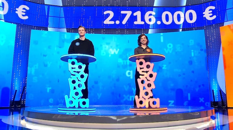 Rosa Rodríguez (d) se ha convertido en la ganadora del mayor bote de la historia de 'Pasapalabra' al completar el 'Rosco' final.