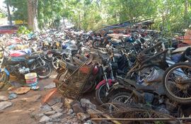 Acumulación de chatarras en las comisarías representa un verdadero caldo de cultivo para el desarrollo del dengue.