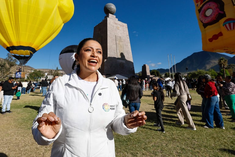 La prefecta de Pichincha, Paola Pabón, habla durante una entrevista con EFE en la que señaló "Son cinco años que hemos logrado que el cielo de colores de Pichincha sea visto por el mundo entero" en el marco de la V edición del Festival de Globos este viernes, en la ciudad Mitad del Mundo, en el noroeste de Quito (Ecuador).