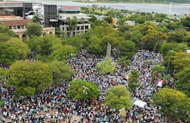 Los docentes llegaron al centro de Asuncion, tras una multitudinaria marcha de los gremios que protestan contra la reforma de la Caja Fiscal.