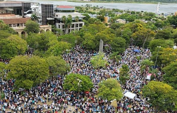 Los docentes llegaron al centro de Asuncion, tras una multitudinaria marcha de los gremios que protestan contra la reforma de la Caja Fiscal.