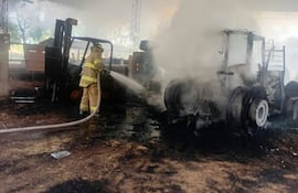 Reportaron el incendio de un depósito y maquinarias en establecimiento agroganadero del Gobernador de Guairá.