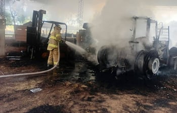 Reportaron el incendio de un depósito y maquinarias en establecimiento agroganadero del Gobernador de Guairá.