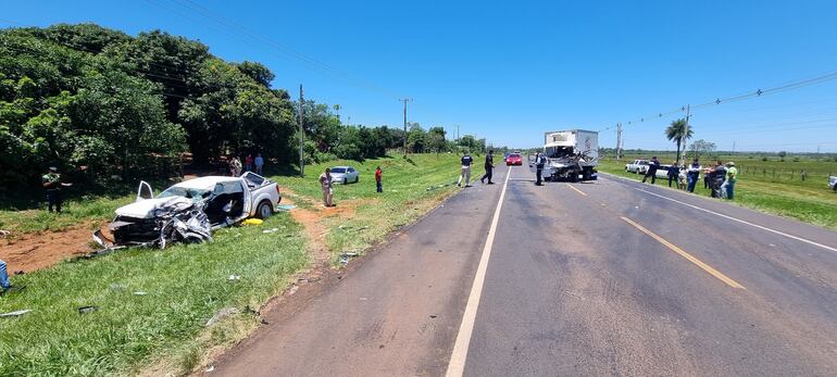 Así quedaron los dos vehículos involucrados en el grave accidente, sin víctimas fatales, en San Juan Bautista, Misiones, en el que una camioneta del MAG estuvo involucrada.