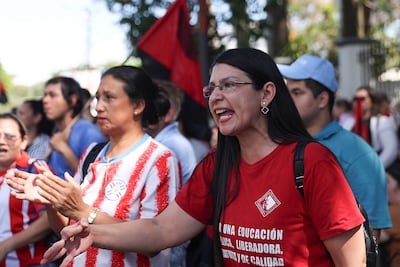 Maestros afiliados a cuatro agremiaciones sindicales en Paraguay participan en un manifestación para exigir un reajuste salarial del 8 %, nuevas contrataciones y un mayor presupuesto para la educación, este jueves en Asunción.