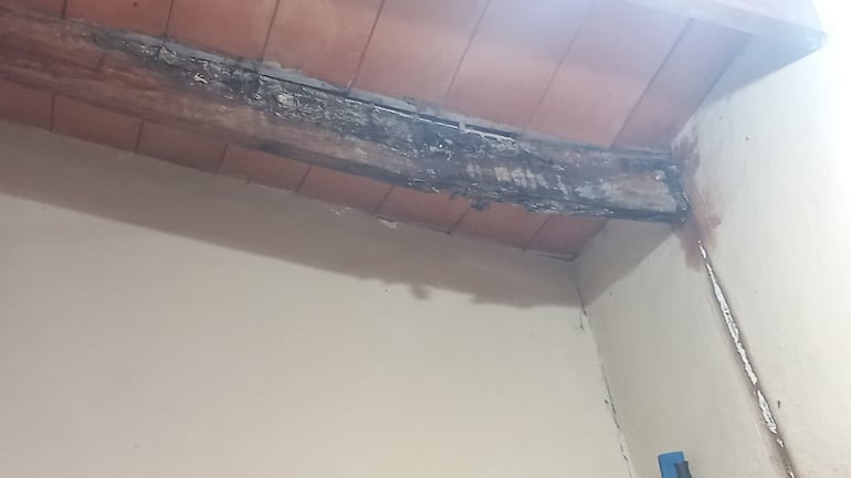 Techo de escuela podría colapsar y responsabilizan a autoridades municipales