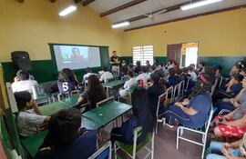 Momento de la proyección de un video sobre el testimonio de un adicto a las drogas. Fue esta tarde en la escuela Puerta del Sol de San Antonio.
