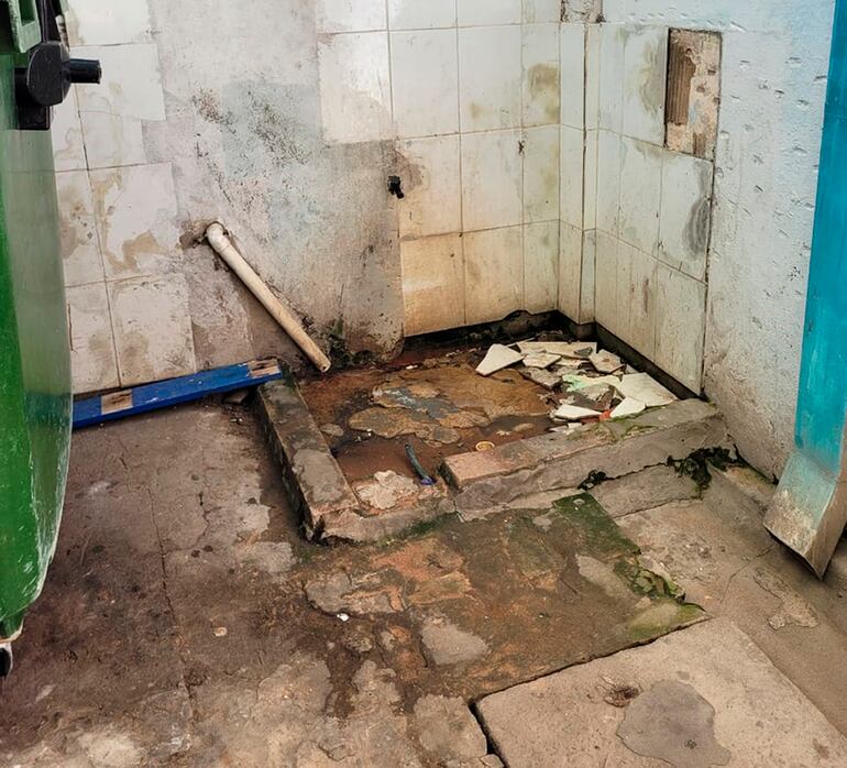 Piso de una de las habitaciones del hospital público. Al parecer se trata de un espacio utilizado como ducha.