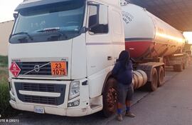 El conductor boliviana José Luna al lado del camión, en el que introdujo la sustancia ilícita.