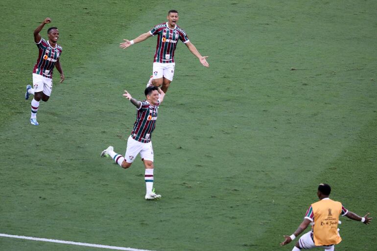 Germán Cano (c) de Fluminense celebra un gol hoy, en un partido de la final de la Copa Libertadores entre Boca Juniors y Fluminense en el estadio de Maracaná, en Rio de Janeiro (Brasil).