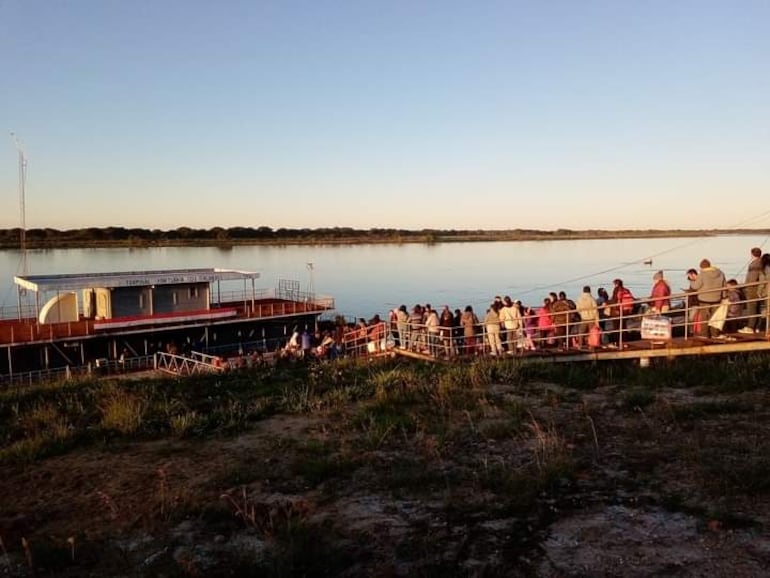 ARCHIVO - Turistas argentinos llegando hasta la ciudad de Alberdi, para realizar compras