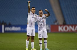 El delantero marroquí Soufiane Rahimi (i) celebra con el paraguayo Kaku Romero, quien asistió para el gol del futbolista africano.
