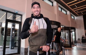 El portero de Olimpia, recientemente nacionalizado paraguayo, Gastón Olveira sumándose al plantel albirrojo en Atenas, donde Paraguay jugará su primera amistoso ante Grecia.