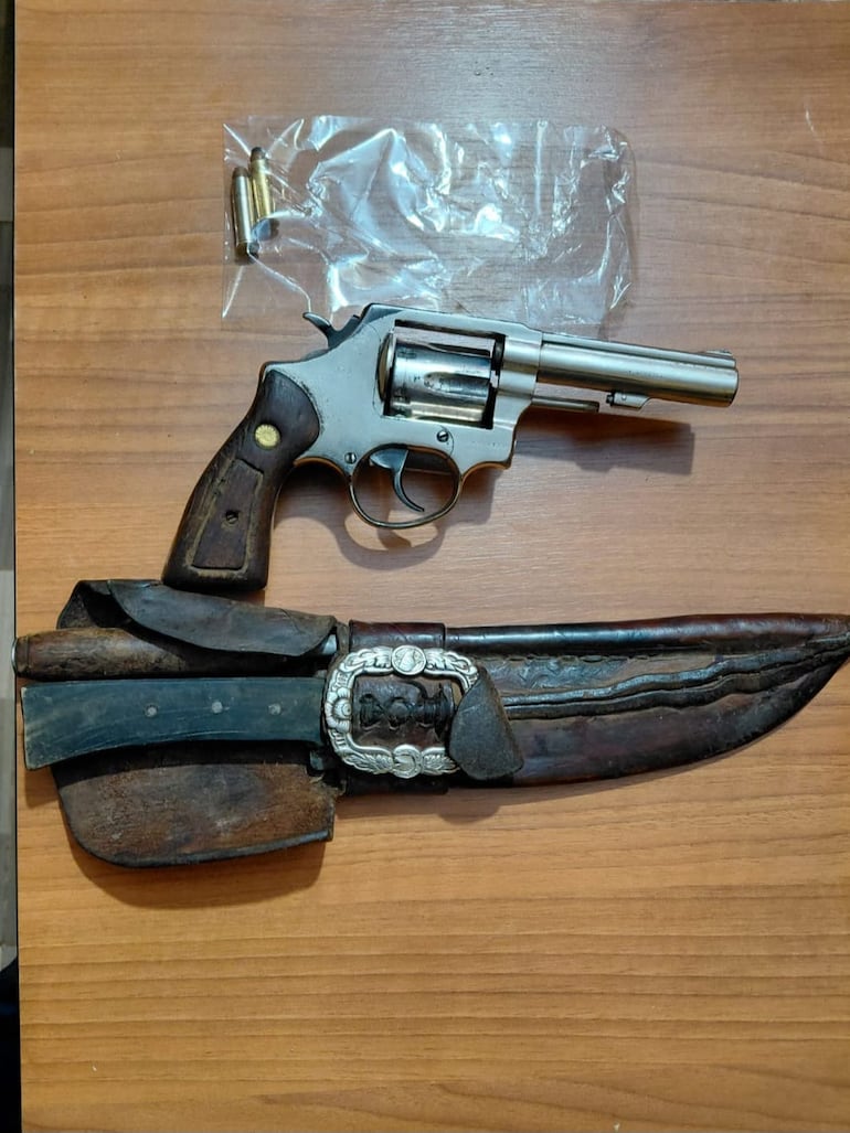 El revólver y el puñal que portaban los que atacaron a los policías.