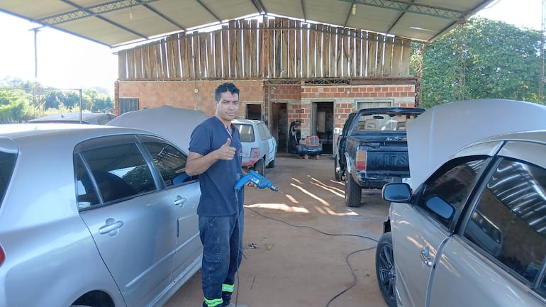 Abrió su taller de chapería y pintura denominado “El Chapi”.