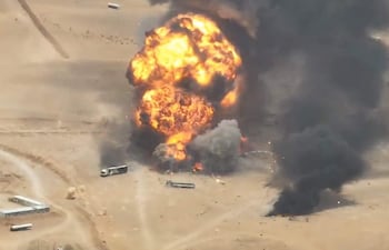 Captura de un video publicado por los hutíes de Yemen que muestra un bombardeo a fuerzas gubernamentales aliadas con Arabia Saudí.