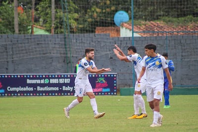 Hugo López, autor del doblete para el "Escobero", festeja uno de sus tantos con Kevin Agüero. (Foto: APF)