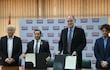 La firma del Contrato por la ANDE fue realizada por el titular del ente, Ing. Félix Sosa; y por la empresa Atome Paraguay S.A. James Spalding. Acompañaron Juan Dalceggio, vicepresidente de Atome y Peter Levine, presidente de Atome Energy PLC (ARCHIVO).