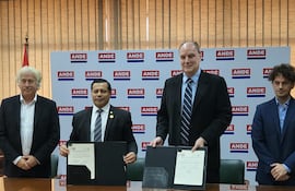 La firma del Contrato por la ANDE fue realizada por el titular del ente, Ing. Félix Sosa; y por la empresa Atome Paraguay S.A. James Spalding. Acompañaron Juan Dalceggio, vicepresidente de Atome y Peter Levine, presidente de Atome Energy PLC, en 2022.