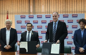 La firma del Contrato por la ANDE fue realizada por el titular del ente, Ing. Félix Sosa; y por la empresa Atome Paraguay S.A. James Spalding. Acompañaron Juan Dalceggio, vicepresidente de Atome y Peter Levine, presidente de Atome Energy PLC, en 2022.