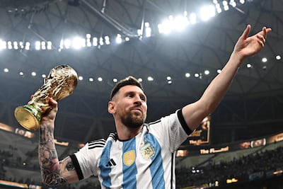 Lionel Messi, jugador de la selección de Argentina, con el trofeo de la Copa del Mundo luego de ganar el Mundial Qatar 2022.