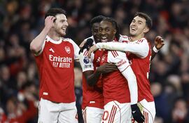Eberechi Eze (c) anotó tres goles en el triunfo del Arsenal sobre el Tottenham por 4-1.