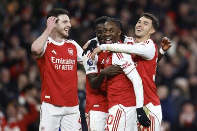 Eberechi Eze (c) anotó tres goles en el triunfo del Arsenal sobre el Tottenham por 4-1.
